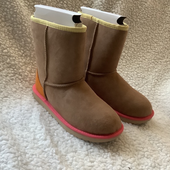 Ugg boots kids classic II chestnut and multicolored Size 6 gs